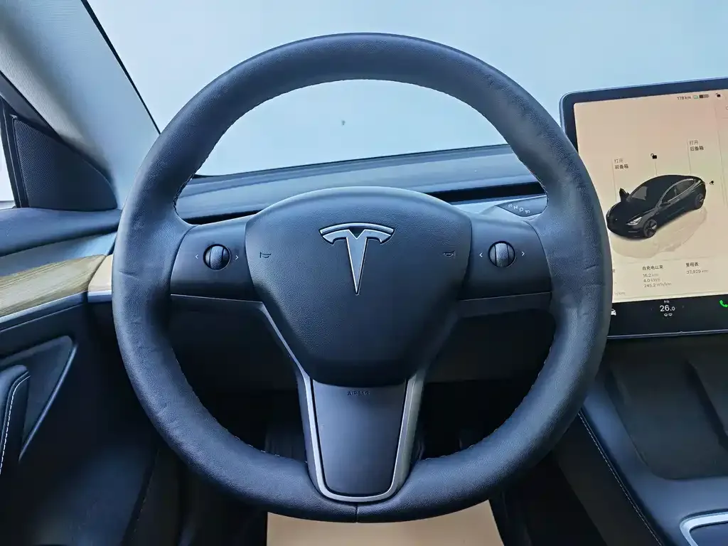 Tesla Model 3 — фото 9