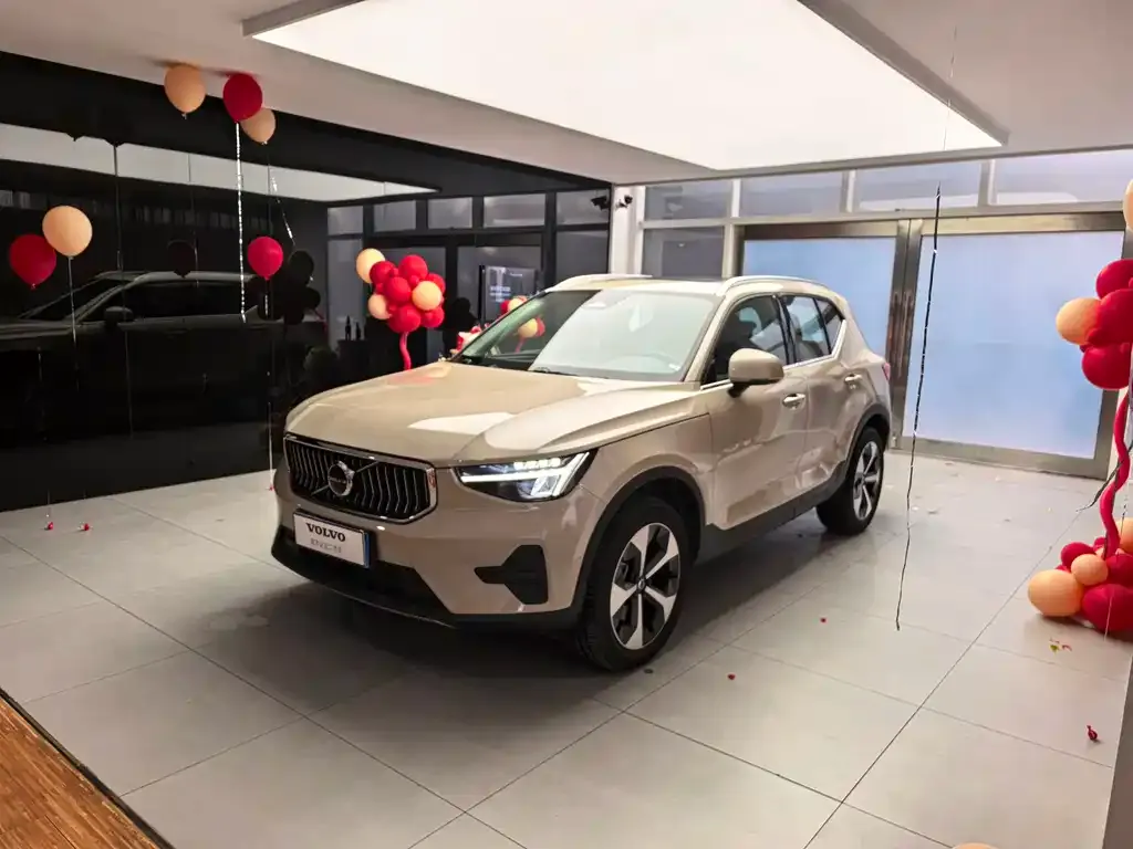 Volvo XC40 — фото 1