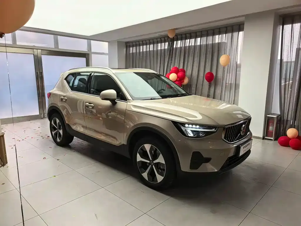 Volvo XC40 — фото 6