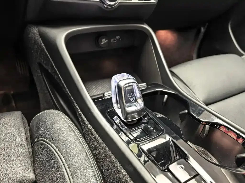 Volvo XC40 — фото 10