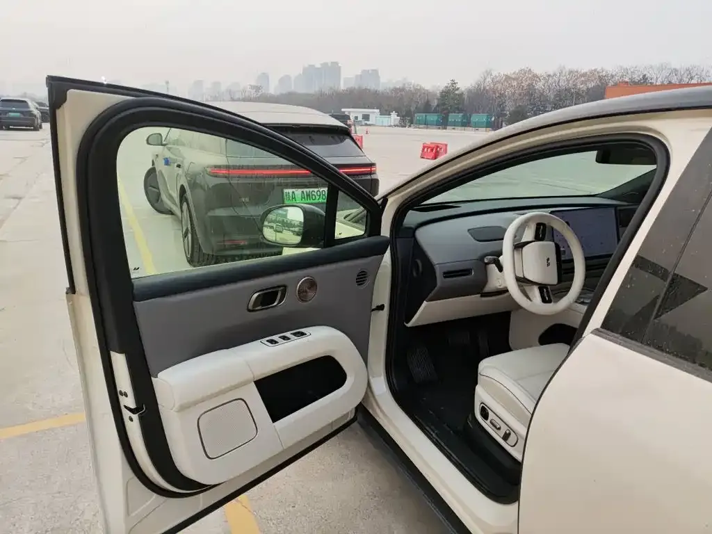 Li Auto i6 — фото 10
