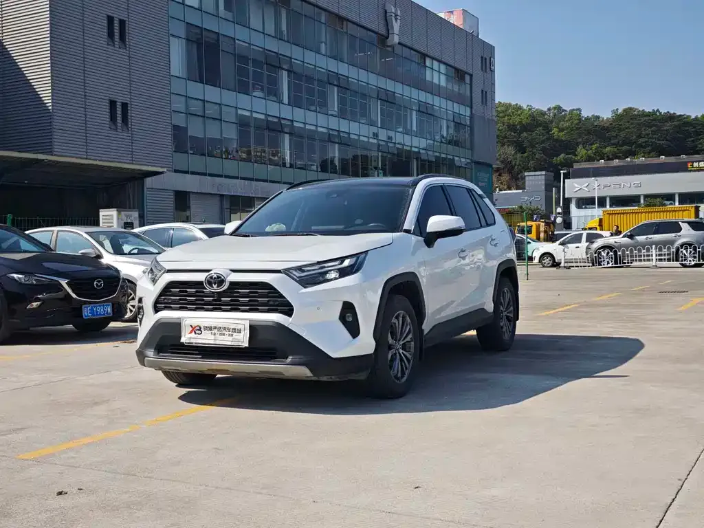 Toyota RAV4 — фото 1
