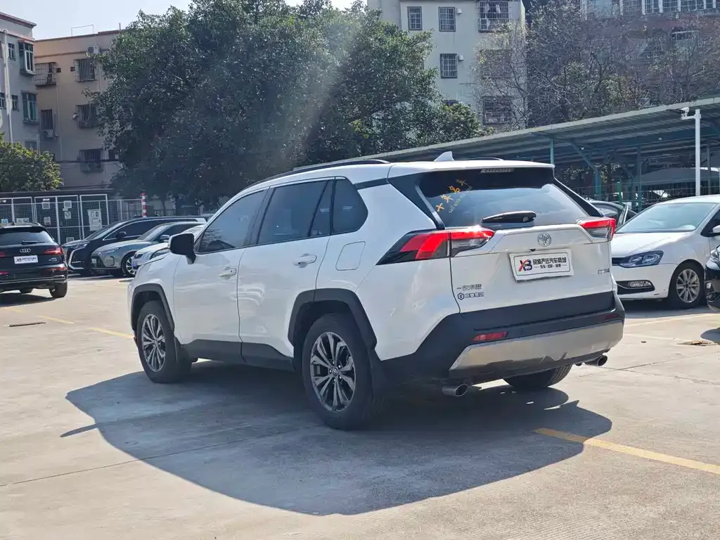 Toyota RAV4 — фото 4