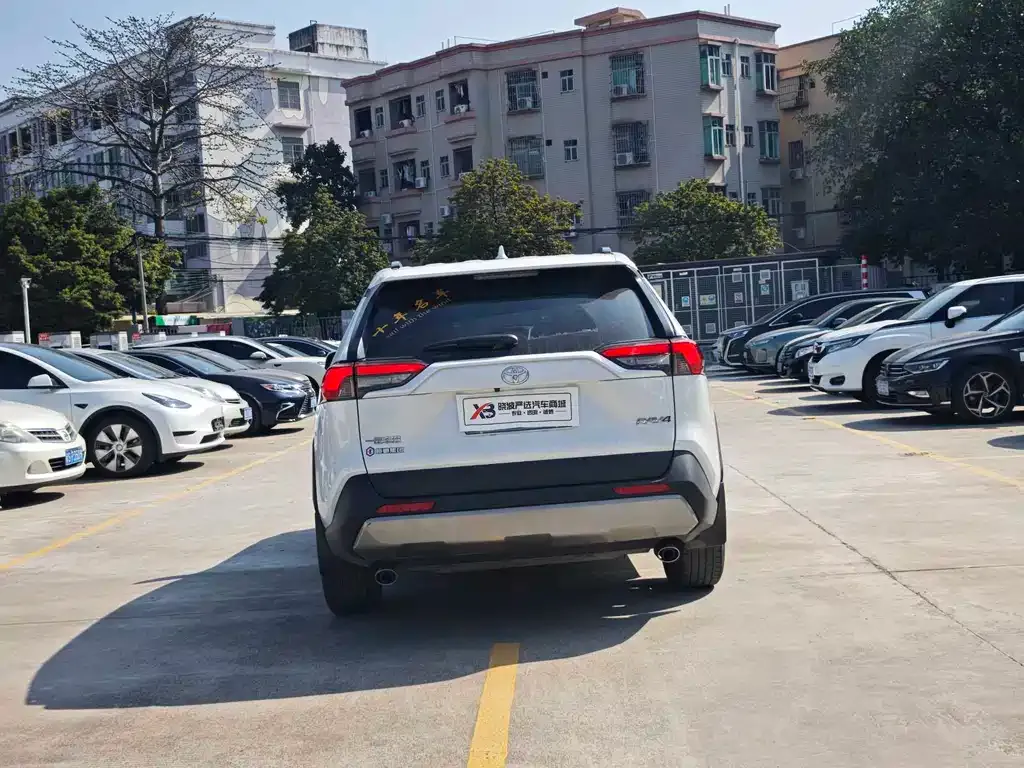 Toyota RAV4 — фото 5