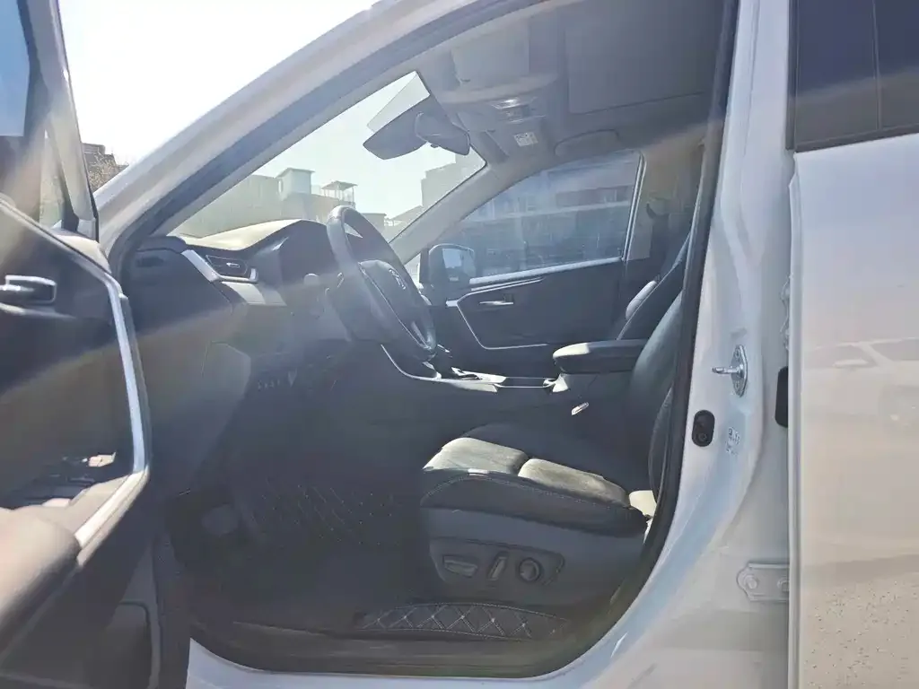 Toyota RAV4 — фото 6