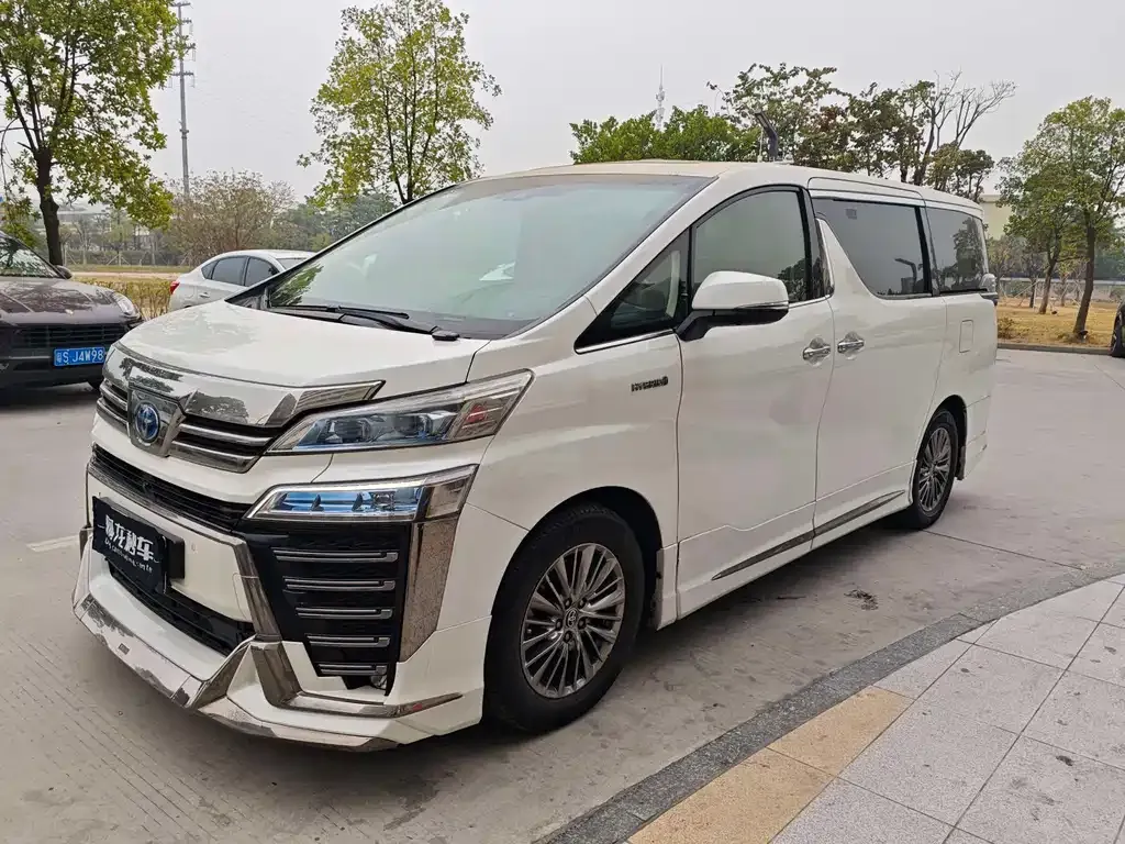 Toyota Vellfire — фото 1
