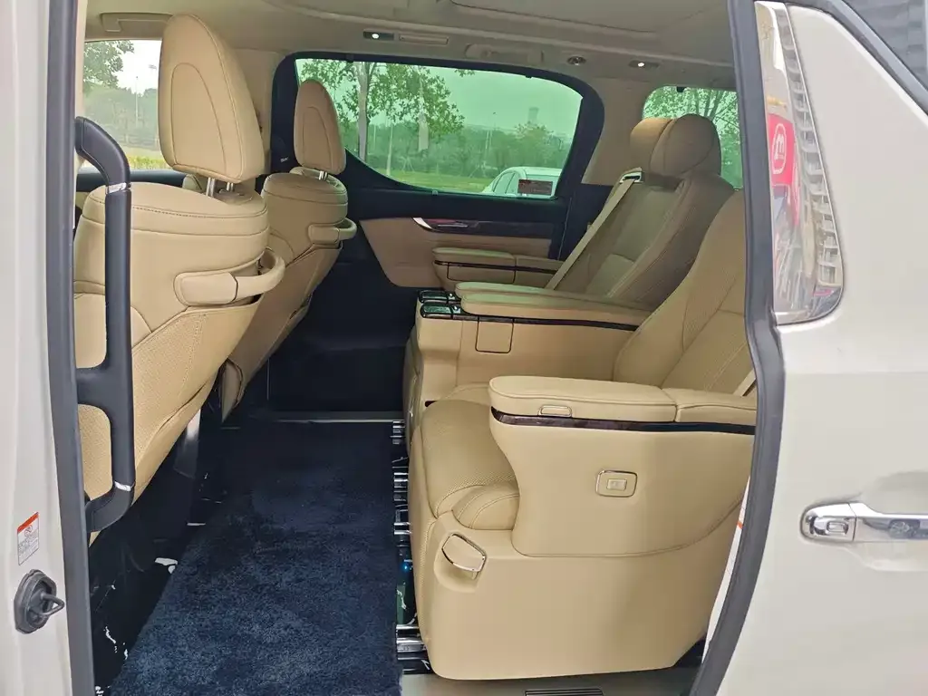 Toyota Vellfire — фото 2