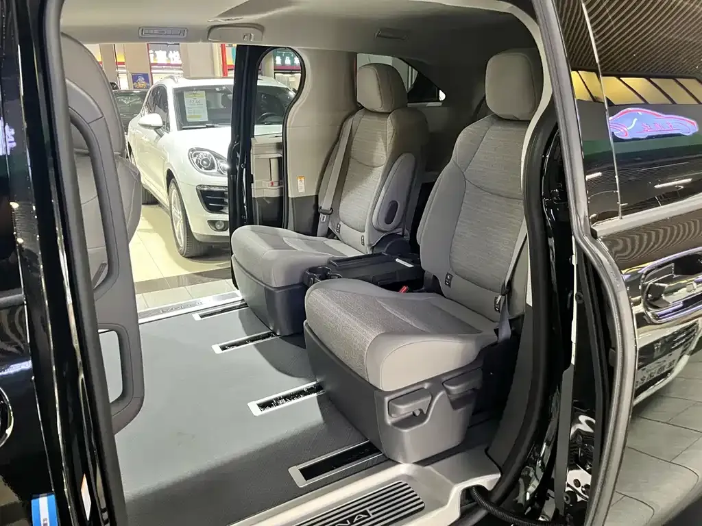 Toyota Sienna — фото 6
