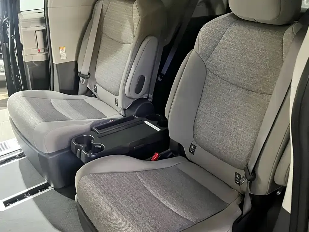 Toyota Sienna — фото 7