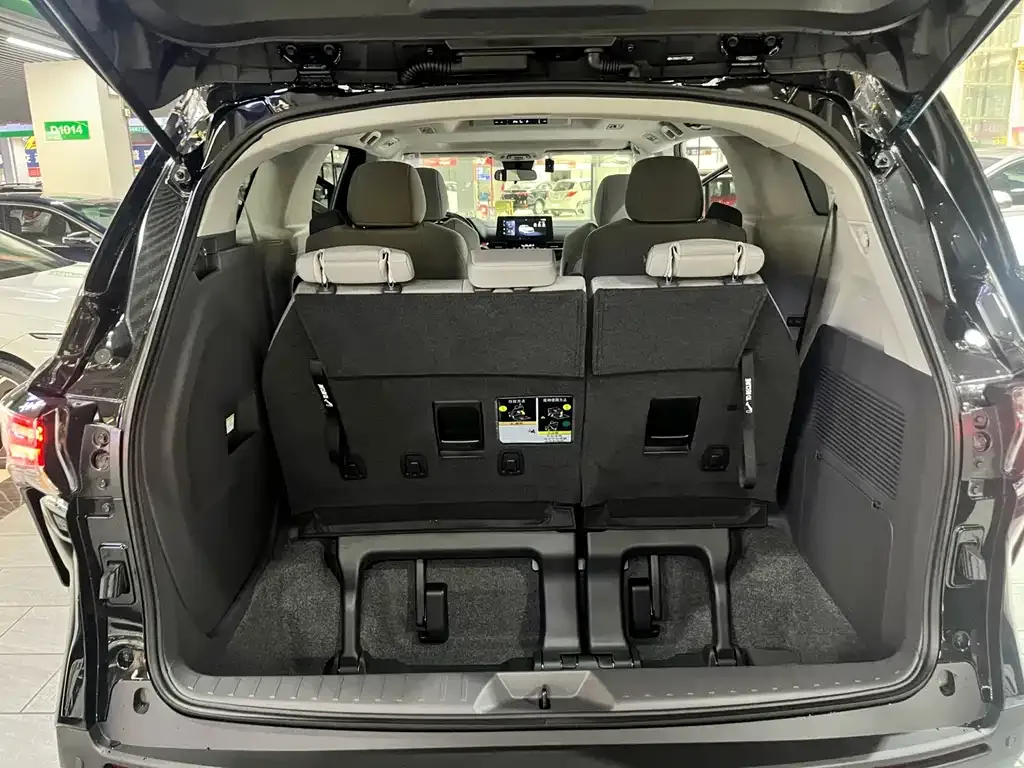 Toyota Sienna — фото 4