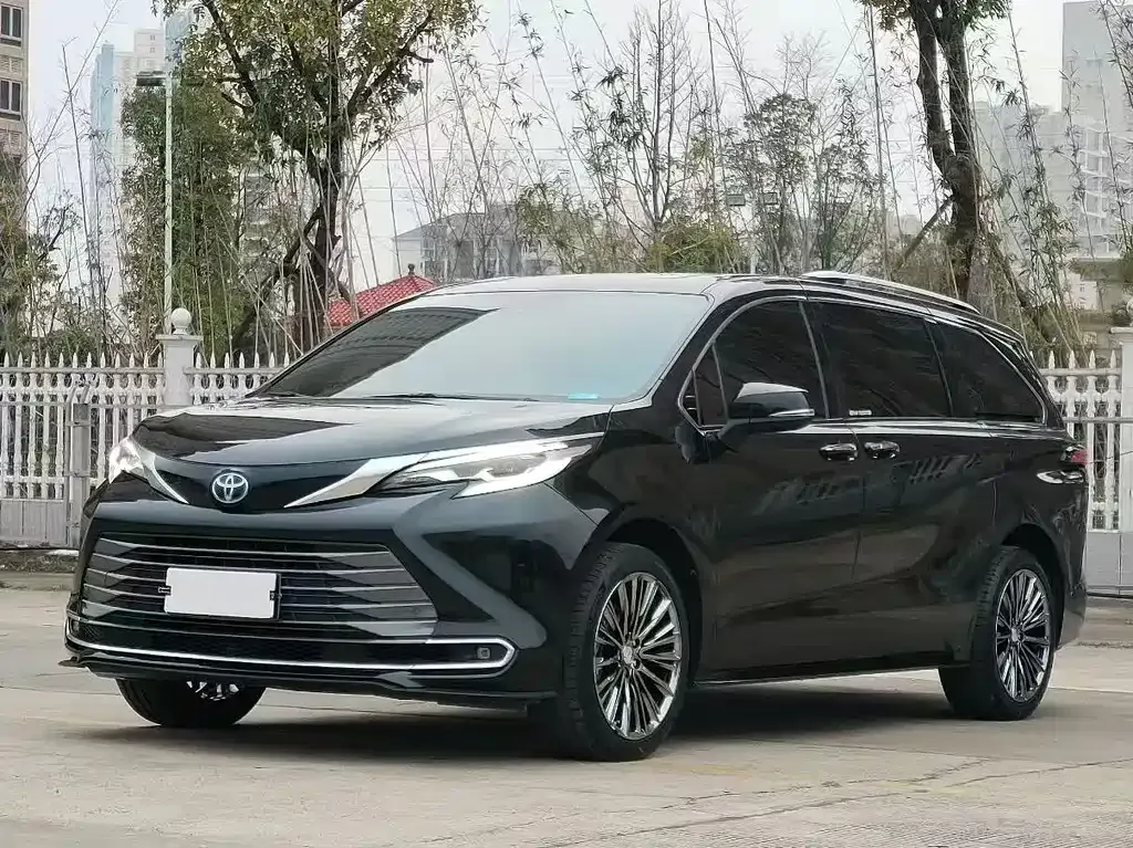 Toyota Sienna — фото 1