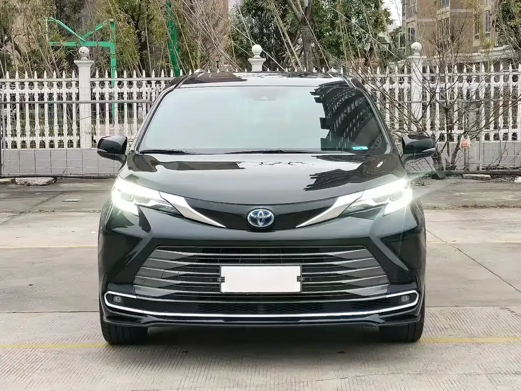 Toyota Sienna — фото 5