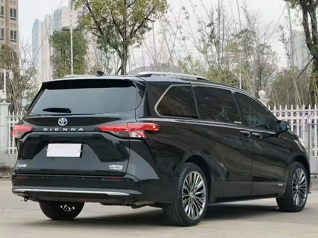 Toyota Sienna — фото 9