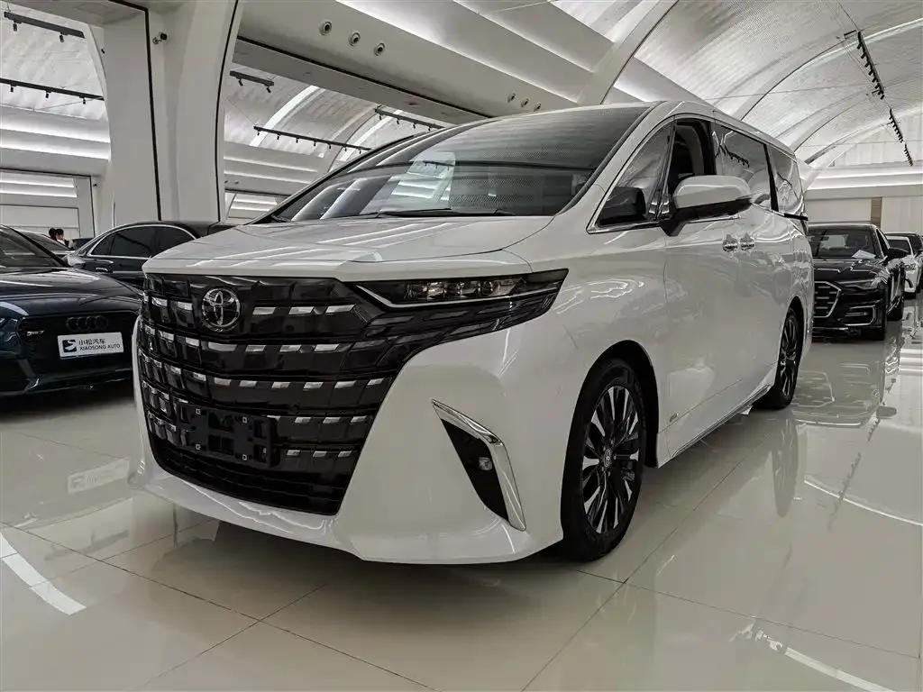 Toyota Alphard — фото 1