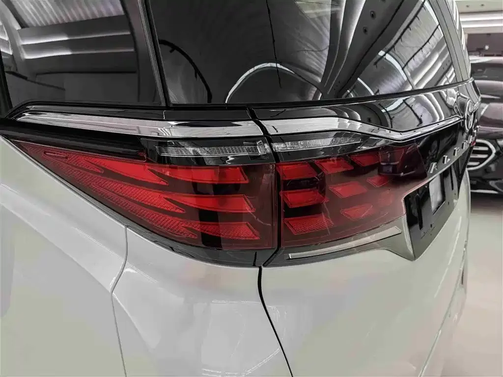 Toyota Alphard — фото 8