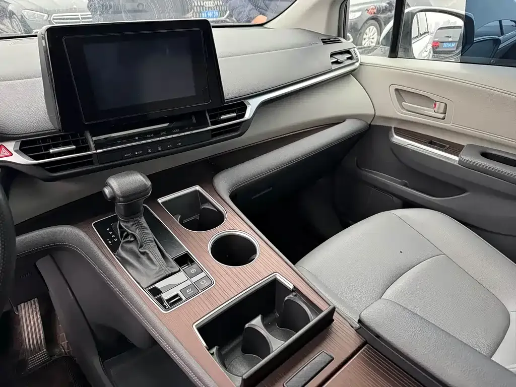 Toyota Granvia — фото 8