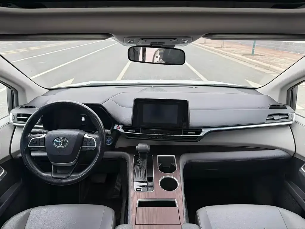 Toyota Granvia — фото 6