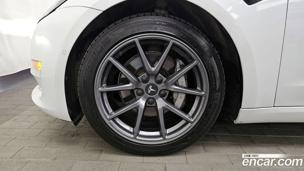 Tesla Model 3 — фото 10