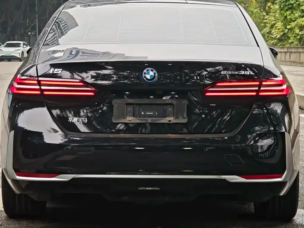 BMW i5 — фото 2