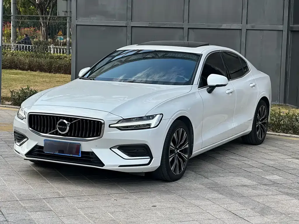 Volvo S60 — фото 1