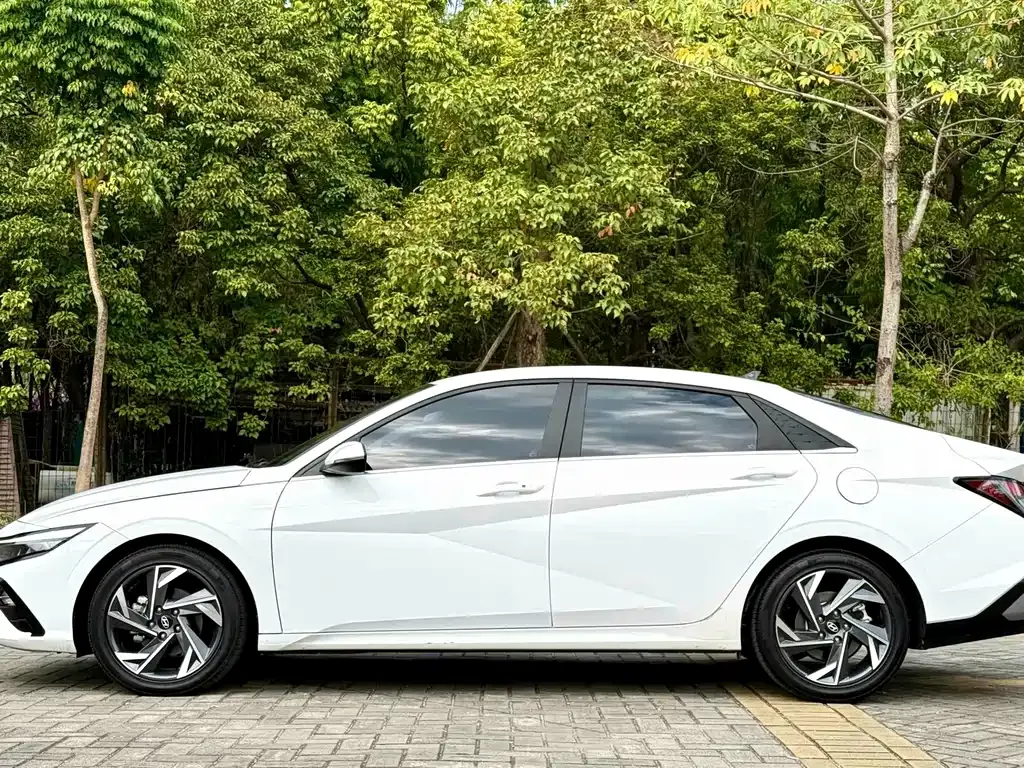 Hyundai Elantra — фото 7