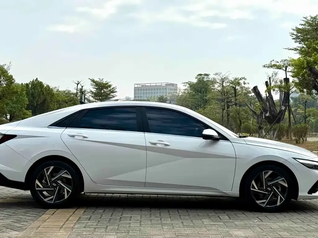 Hyundai Elantra — фото 2