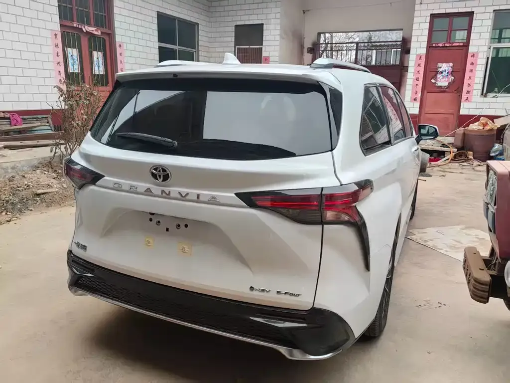 Toyota Granvia — фото 3