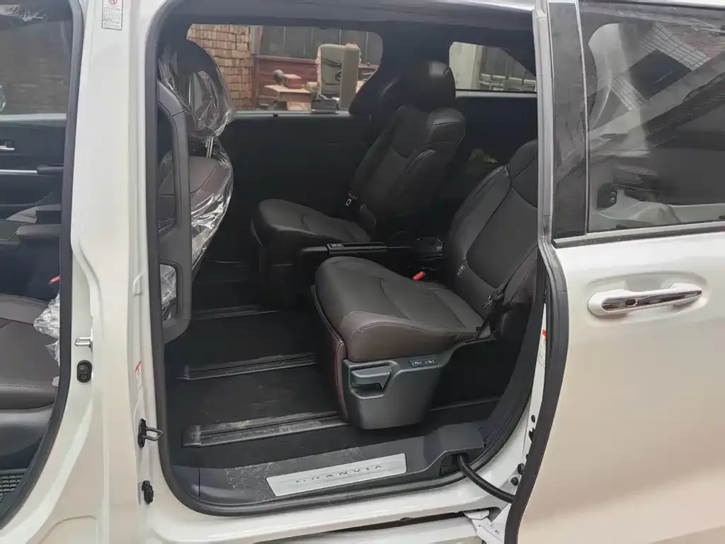 Toyota Granvia — фото 2