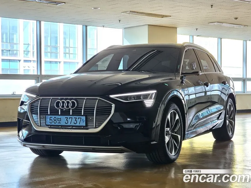 Audi e-tron — фото 1