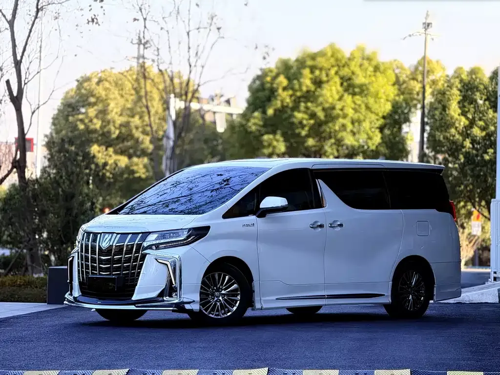 Toyota Alphard — фото 1