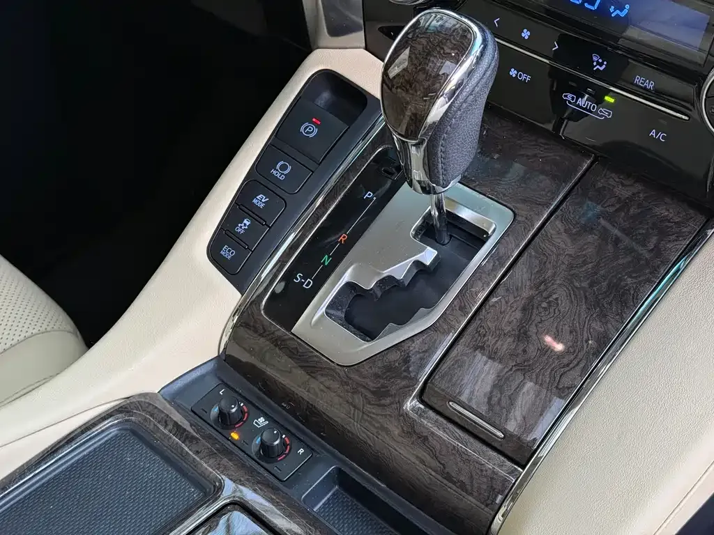 Toyota Alphard — фото 5