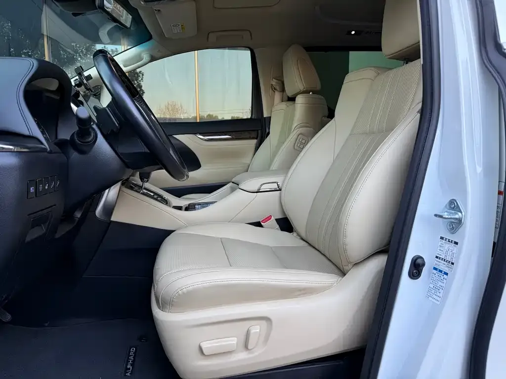 Toyota Alphard — фото 4