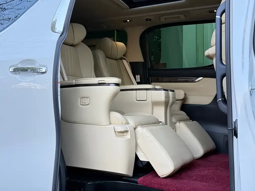 Toyota Alphard — фото 2