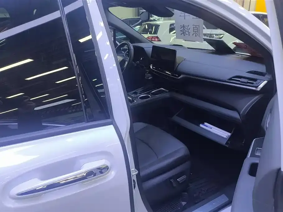 Toyota Granvia — фото 2