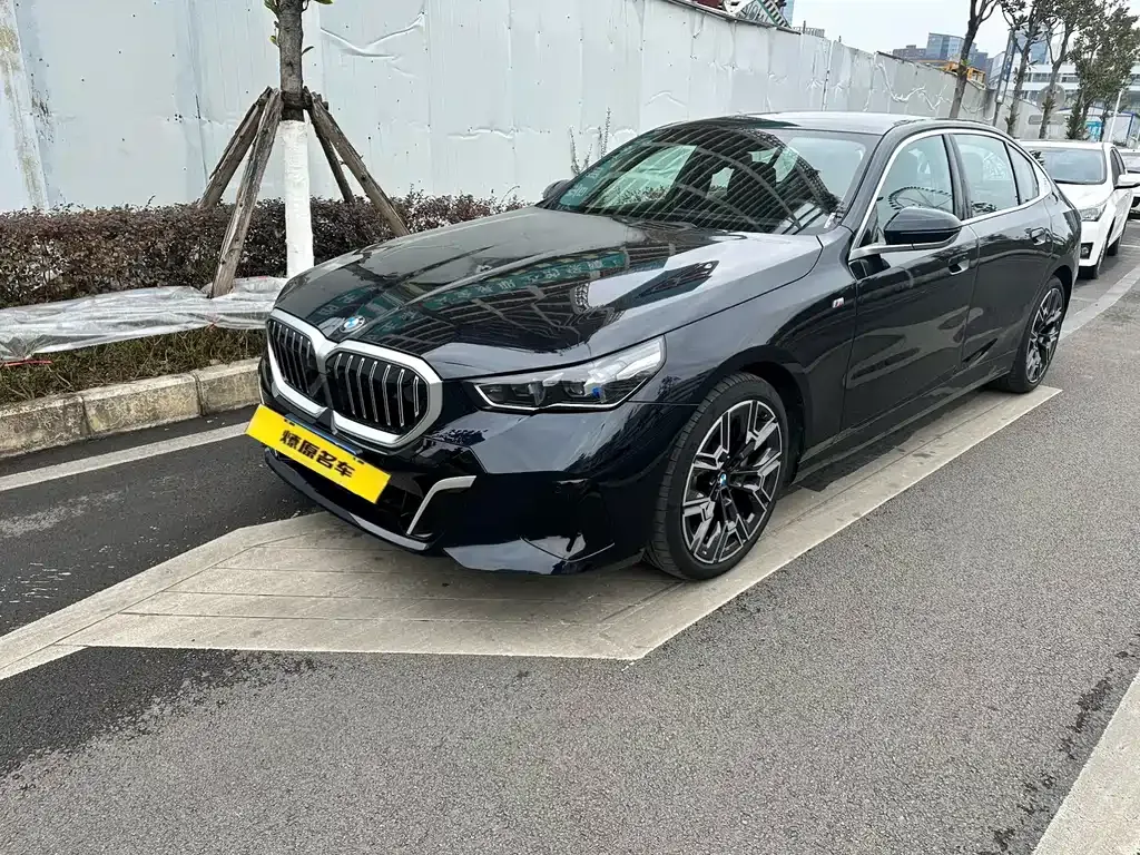 BMW 5 Series — фото 1