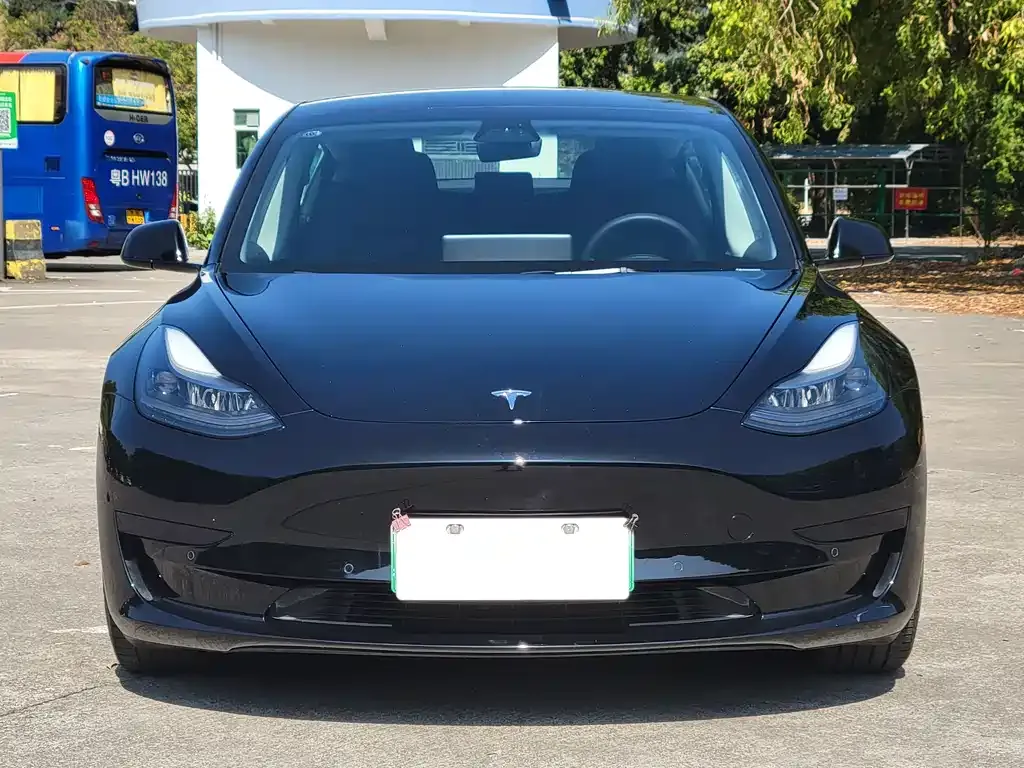 Tesla Model 3 — фото 9