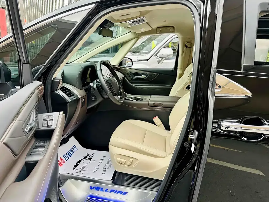 Toyota Vellfire — фото 2