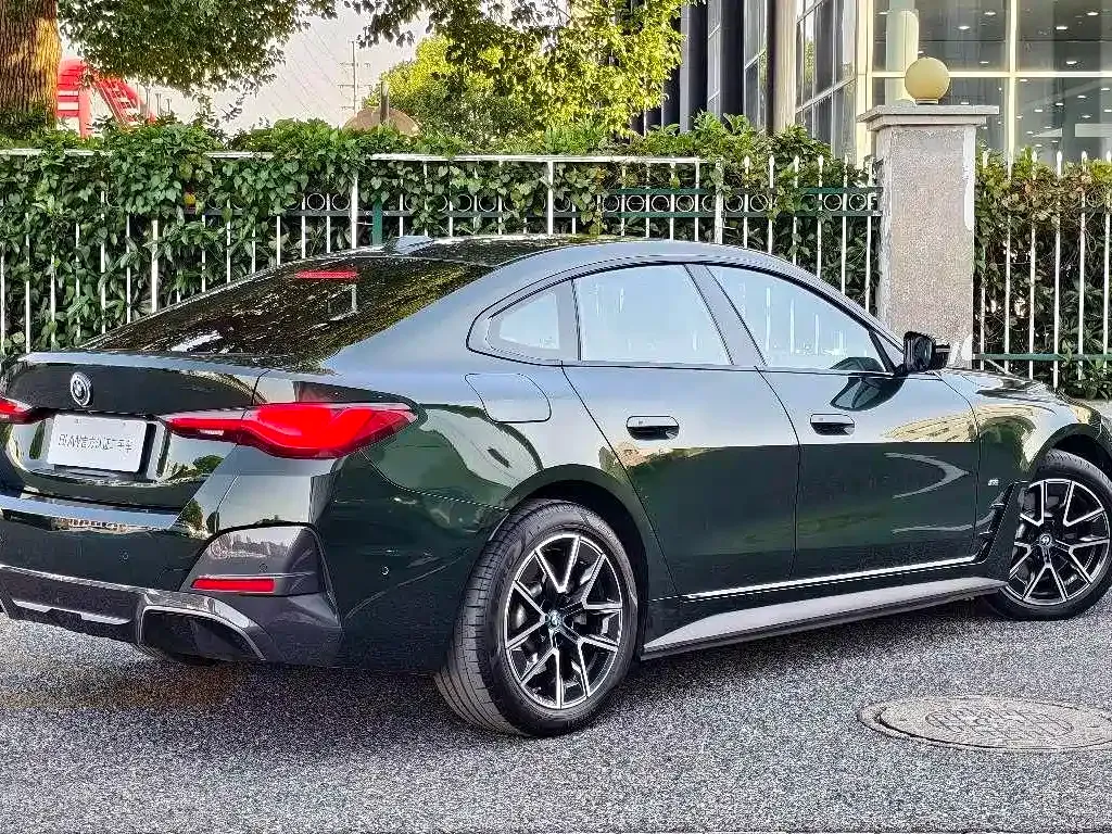 BMW i4 — фото 10