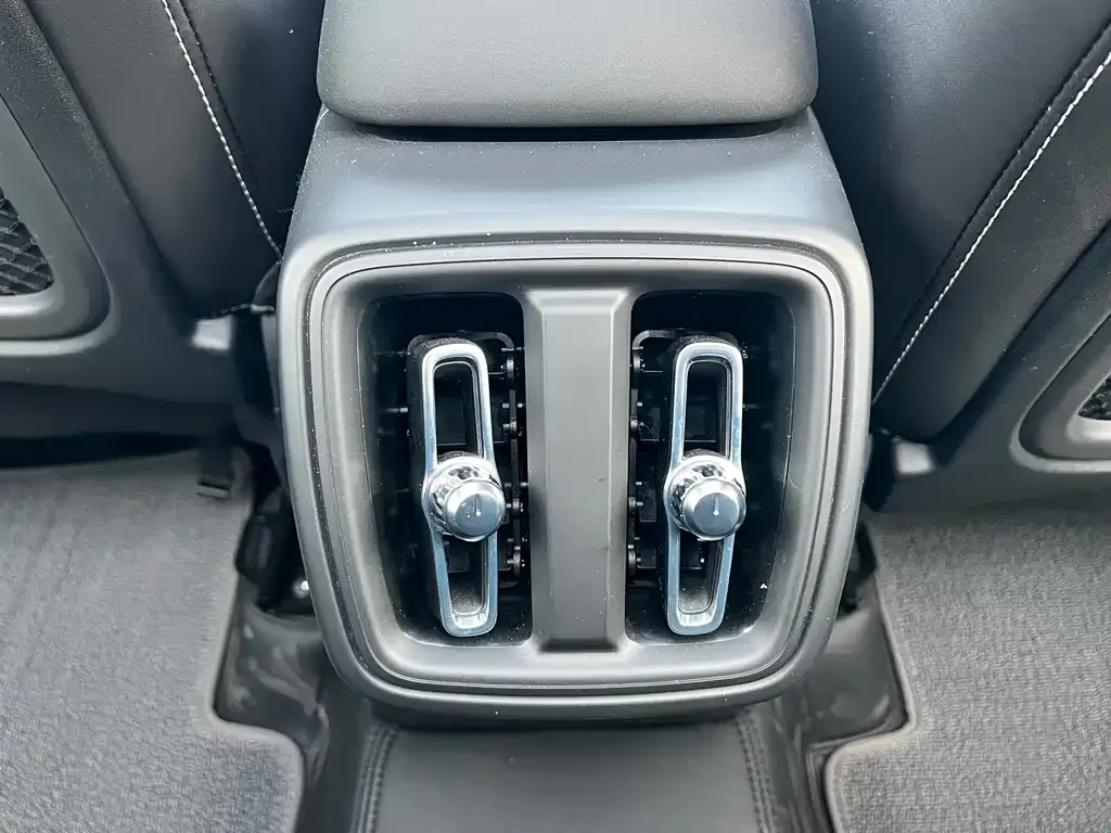 Volvo XC40 — фото 6