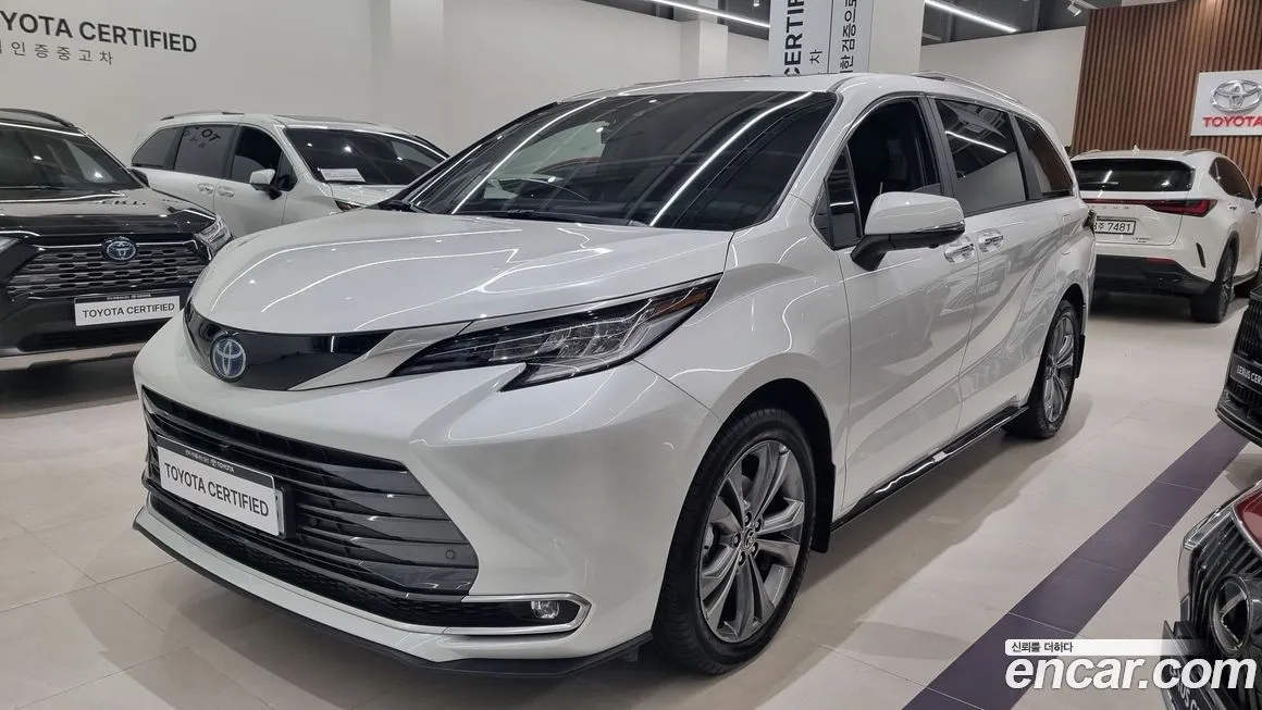 Toyota Sienna — фото 1