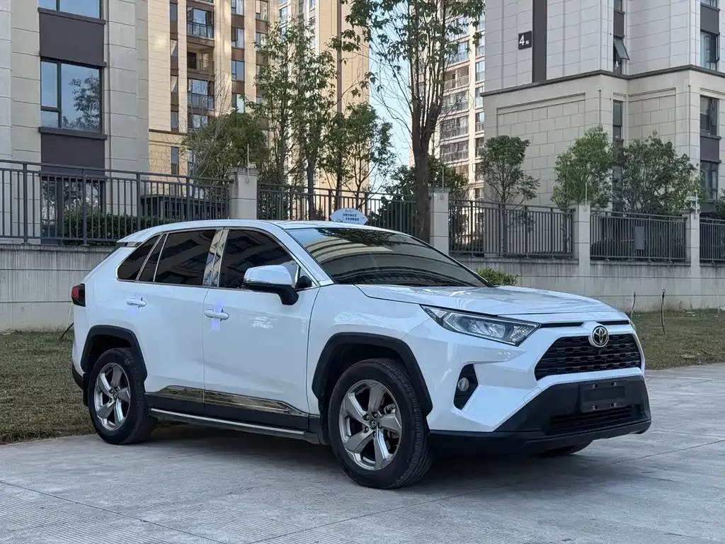 Toyota RAV4 — фото 1