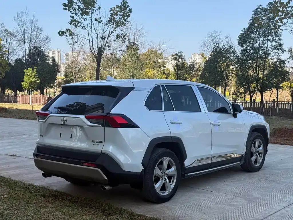 Toyota RAV4 — фото 9