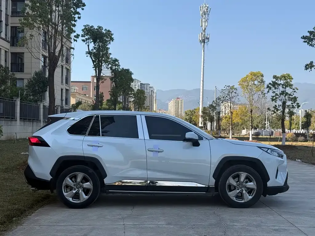 Toyota RAV4 — фото 7