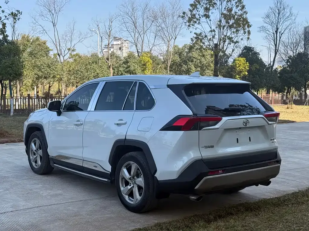 Toyota RAV4 — фото 8