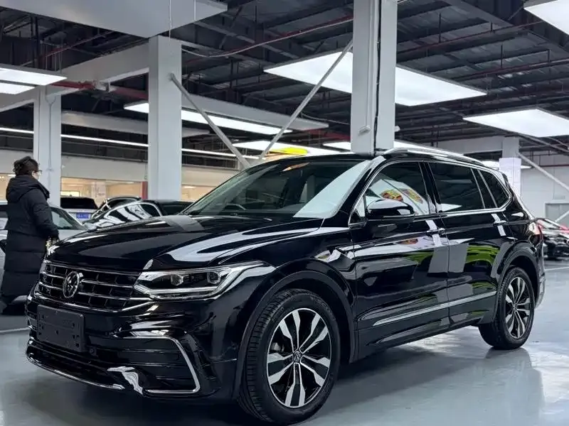 Volkswagen Tiguan L — фото 1