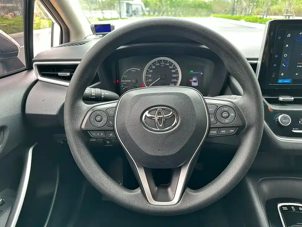 Toyota Corolla — фото 7