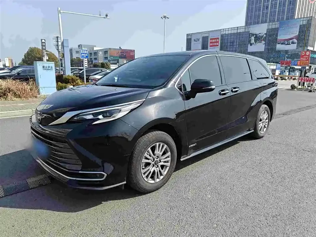 Toyota Sienna — фото 1
