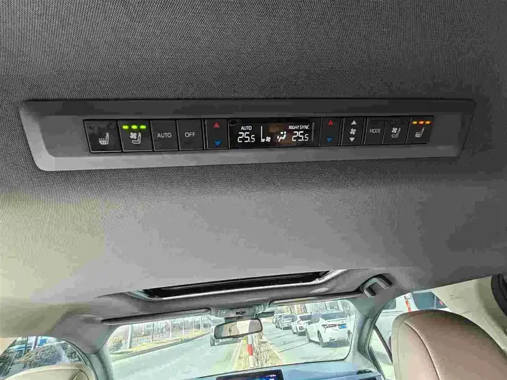 Toyota Sienna — фото 4