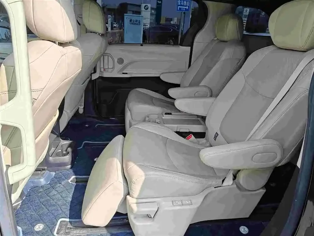 Toyota Sienna — фото 3