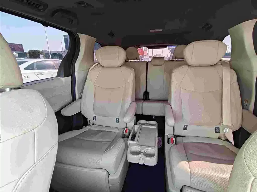 Toyota Sienna — фото 2